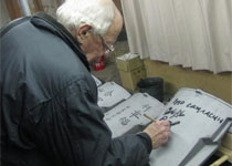 奈良　東大寺で芳名録に記入するウズベキスタンの考古学者ルトヴェラーゼ氏